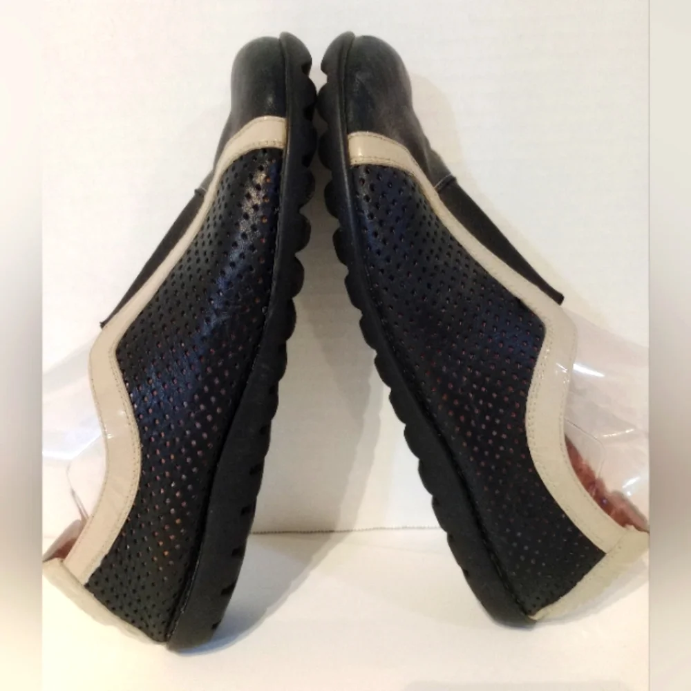 WONDERS ”MÁS AMOR POR FAVOR” PERFORATED LEATHER‎ FLATS Sz. 11 -11.5